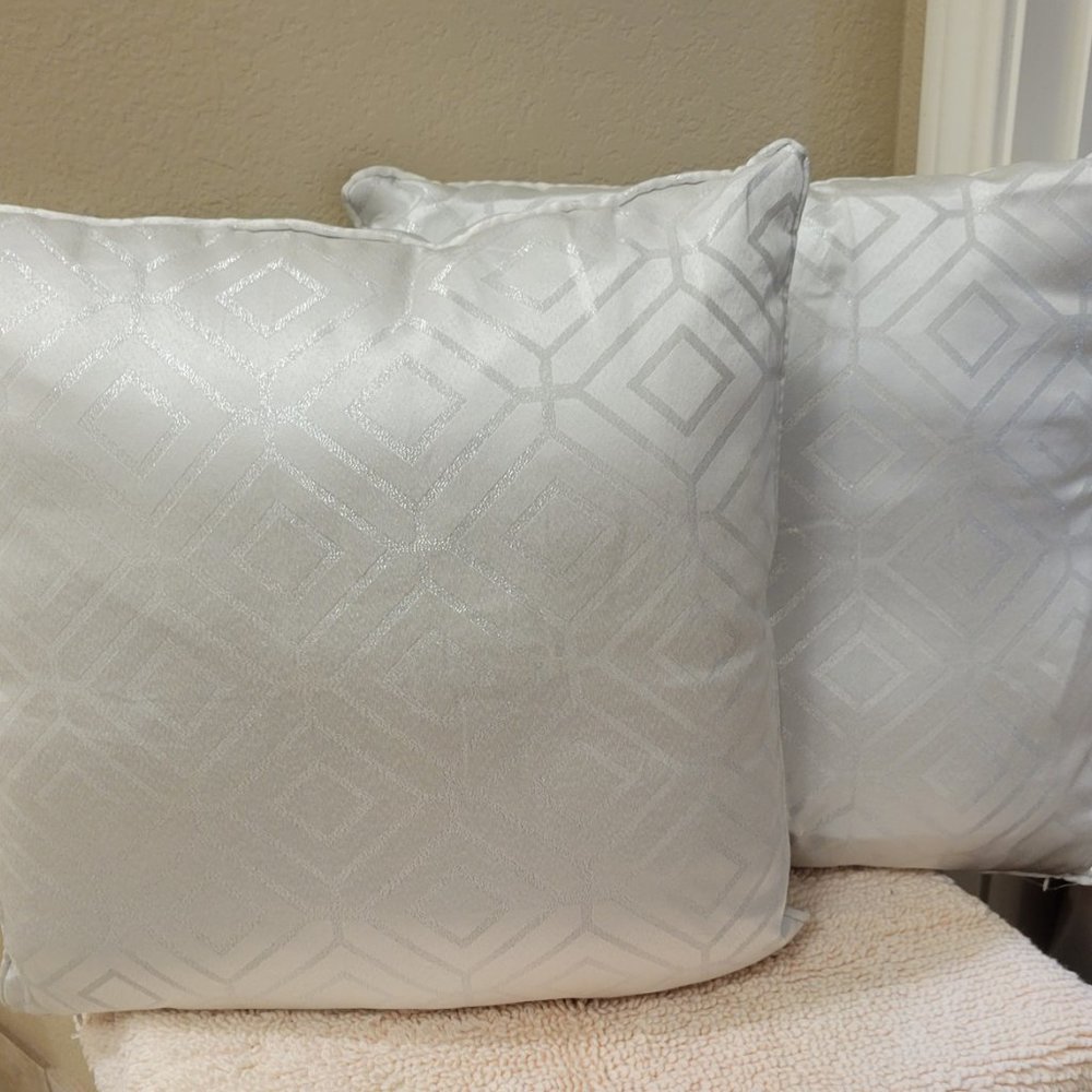 Throw pillows - Picture 3 of 3